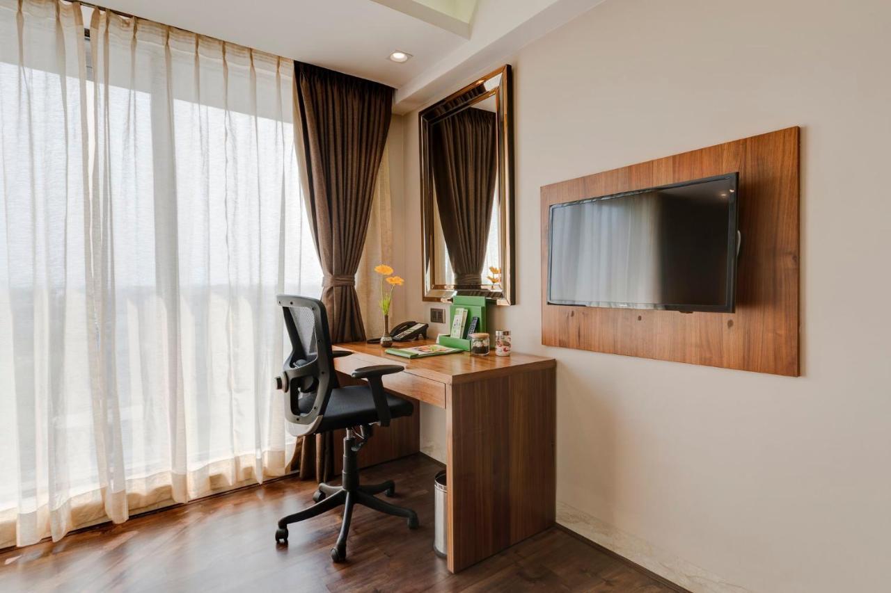 Holiday Inn Kolkata Airport By Ihg Exterior foto A work desk in a hotel room