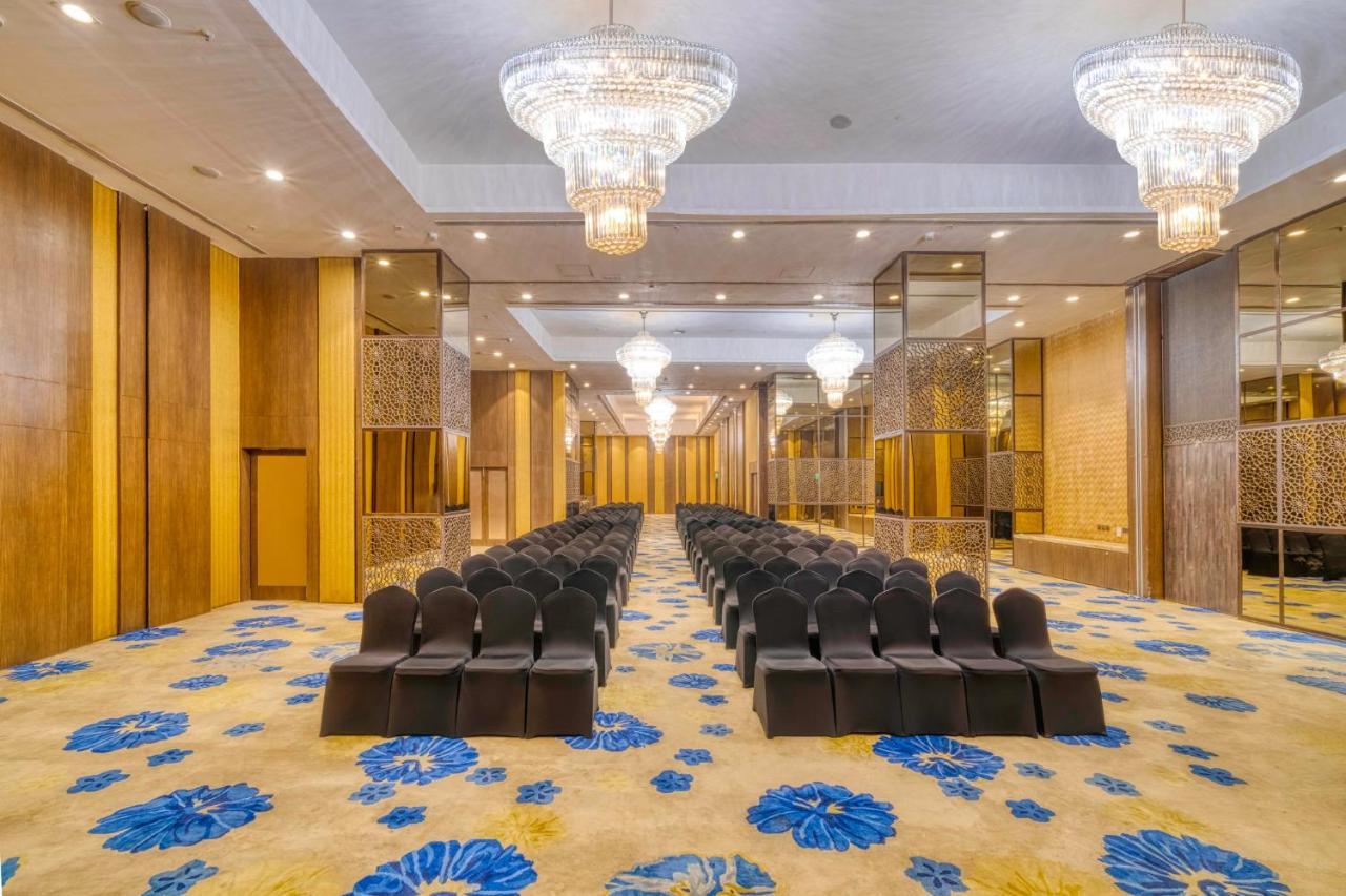 Holiday Inn Kolkata Airport By Ihg Exterior foto The ballroom