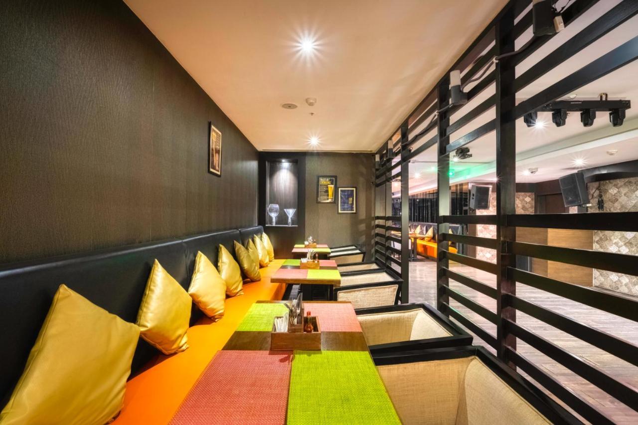 Holiday Inn Kolkata Airport By Ihg Exterior foto The interior of a restaurant in the hotel