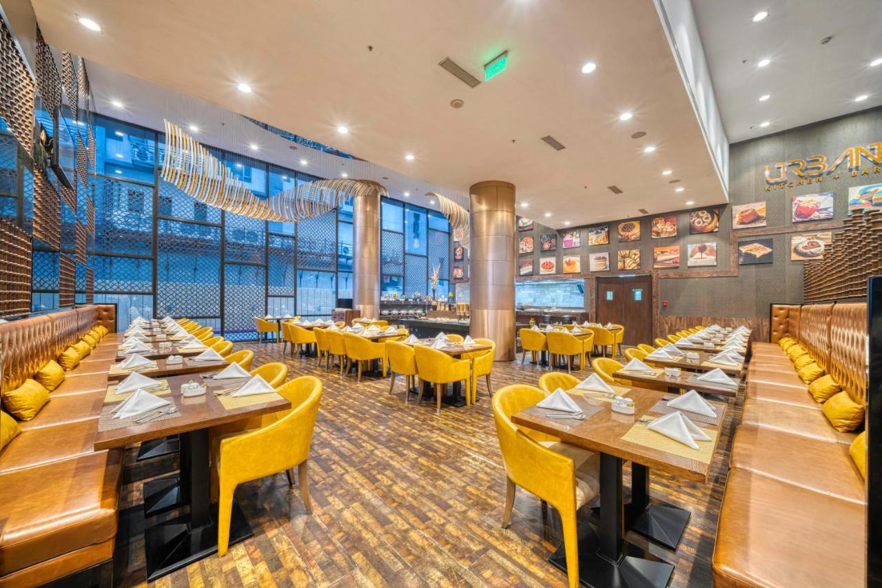 Holiday Inn Kolkata Airport By Ihg Exterior foto The interior of the restaurant