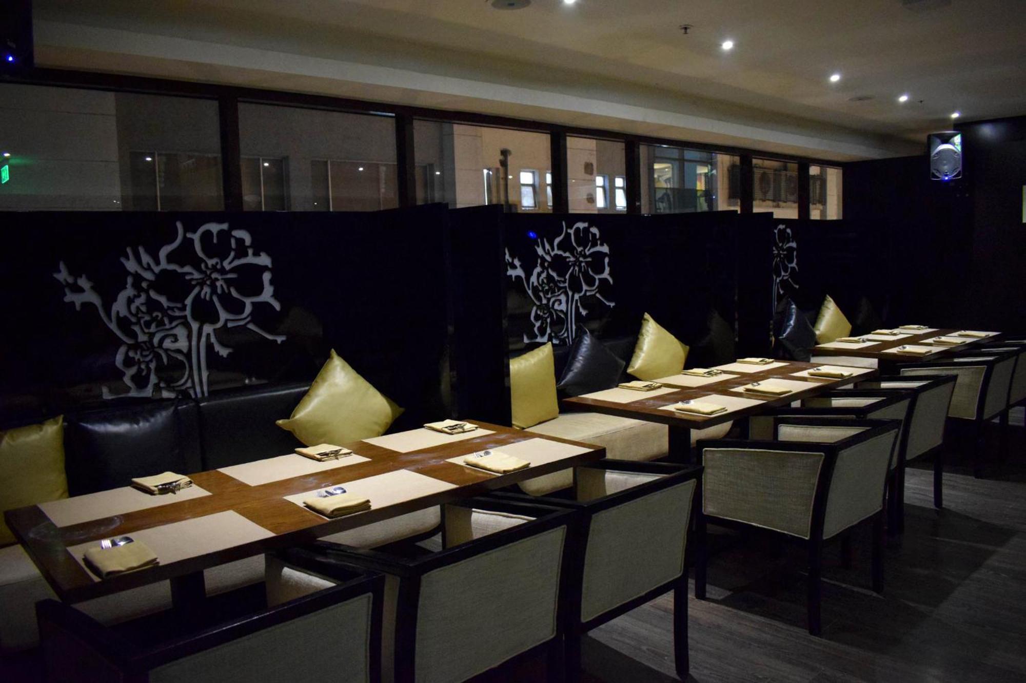 Holiday Inn Kolkata Airport By Ihg Exterior foto Interior of a restaurant in the hotel