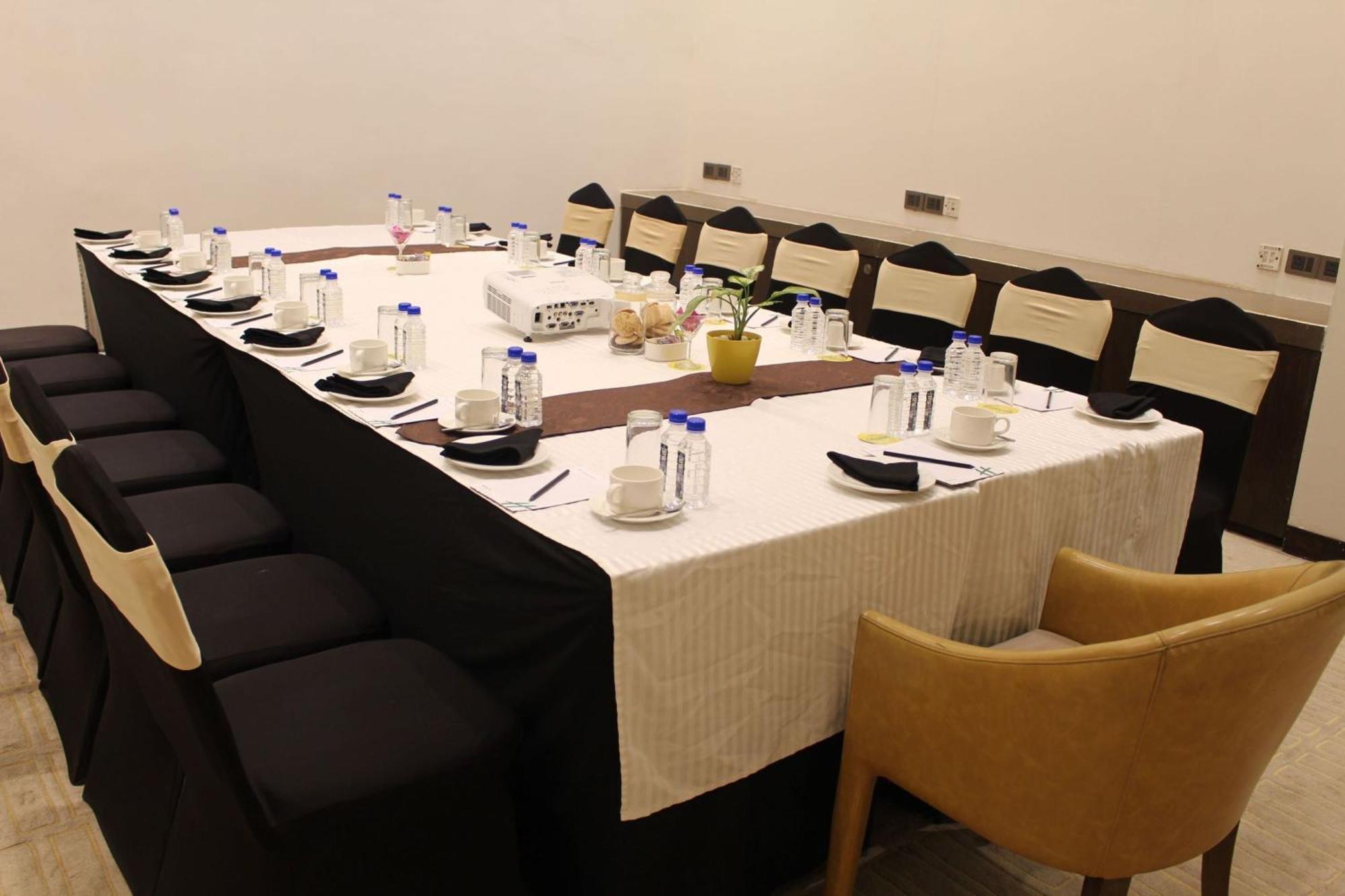 Holiday Inn Kolkata Airport By Ihg Exterior foto A table set for a meal