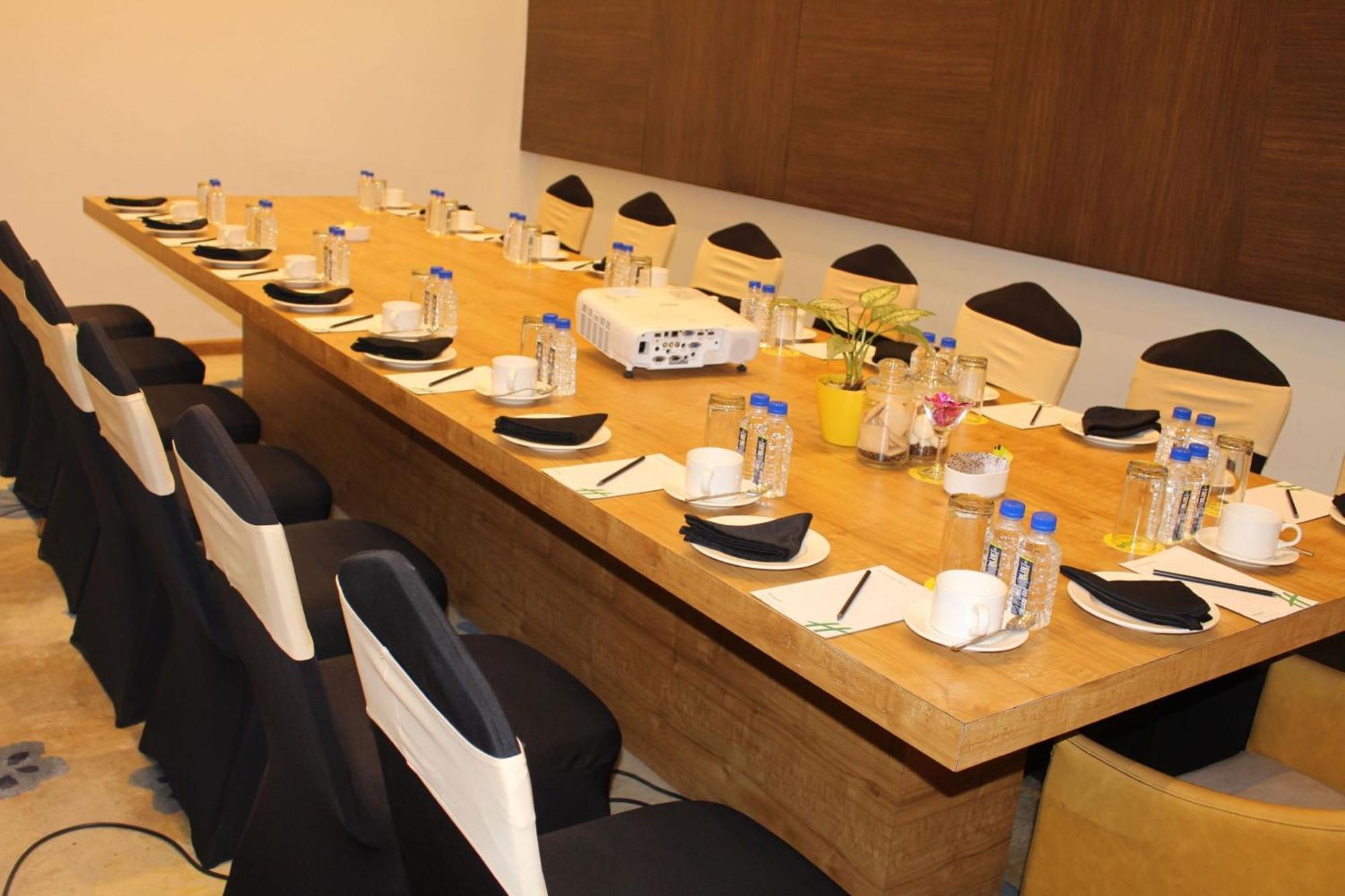 Holiday Inn Kolkata Airport By Ihg Exterior foto A meeting room at the hotel
